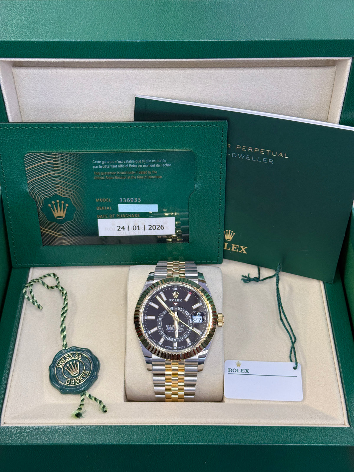 Rolex sky dweller 42mm two tone yellow fluted jubilee black index dial   336933